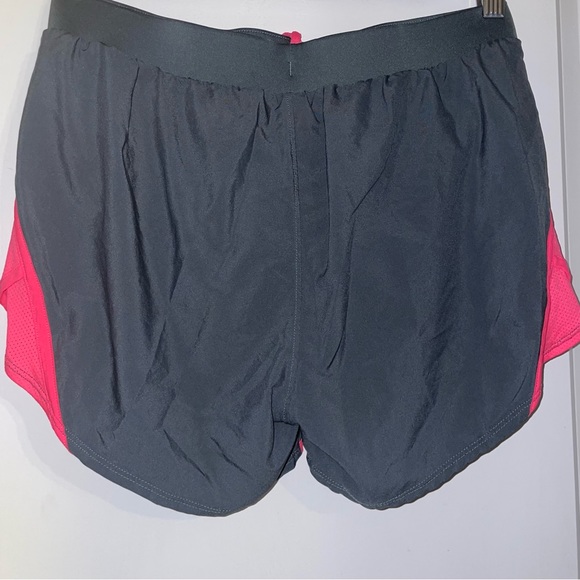 Small Under Armour Loose Fit Shorts - Picture 2 of 3